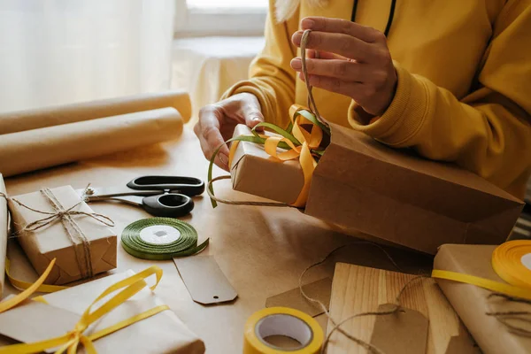 Caja Embalaje Mujer Papel Envolver Kraft Cordel Natural Material Reciclaje — Foto de Stock