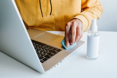 Laptop temizliği. Not defteri ekranı, klavye, çanta temizleme servisi. Temizlik aksesuarları: fırça, bez, sprey. Bilgisayar monitörü, dikkat et. Profesyonel hizmet, temizlik. Bilgisayarı silen adam