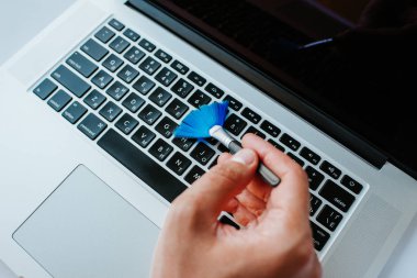 Laptop temizliği. Not defteri ekranı, klavye, çanta temizleme servisi. Temizlik aksesuarları: fırça, bez, sprey. Bilgisayar monitörü, dikkat et. Profesyonel hizmet, temizlik. Bilgisayarı silen adam