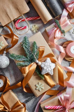 Noel hediyeleri masanın üstünde. Mutlu tatiller, hediye kutusu yakın çekimi. Boks günü, Noel ve yeni yıl partisi için sürpriz. Sihir zamanı. Kış kutlamaları. Paket kağıdı, oyuncaklar ve kurdele