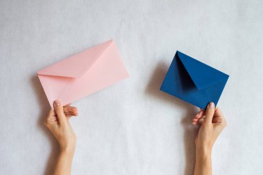 Kadın el kâğıdı zarfını tutuyor. Yeni posta, mesaj. Posta servisi. Genç kız mektup göndermek ya da almak istiyor. Boş zarf, boş alan. İnsanlar iletişim konsepti. Zarf maketi yakın plan