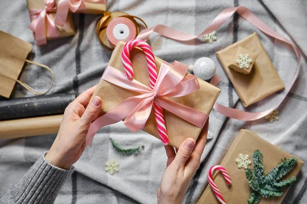 Femme Tient Cadeau Noël Entre Les Mains Joyeux Noël Boîte — Photo