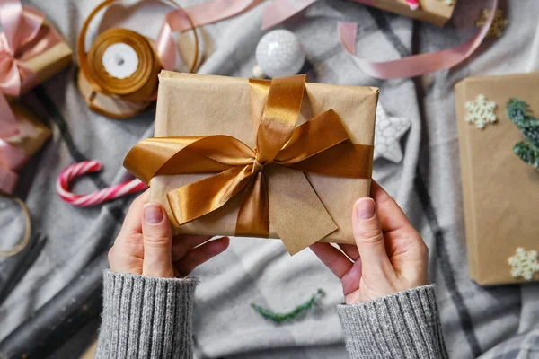 Femme Tient Cadeau Noël Entre Les Mains Joyeux Noël Boîte — Photo