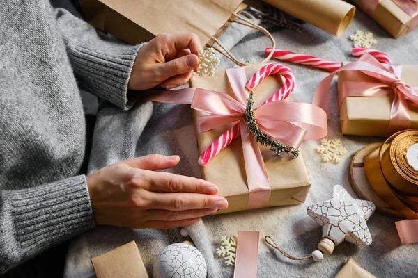 Femme Tient Cadeau Noël Entre Les Mains Joyeux Noël Boîte — Photo