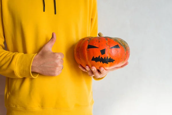 Calabaza Halloween Hombre Sosteniendo Mano Una Calabaza Cara Miedo Feliz — Foto de Stock
