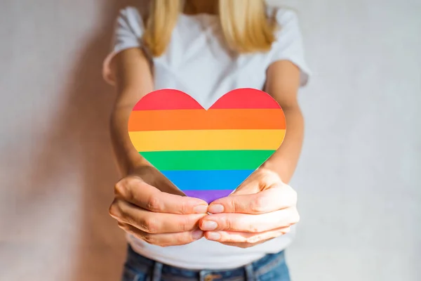 Жінка Тримає Руках Серце Кольорі Веселки Молода Красива Дівчина Lgbt — стокове фото