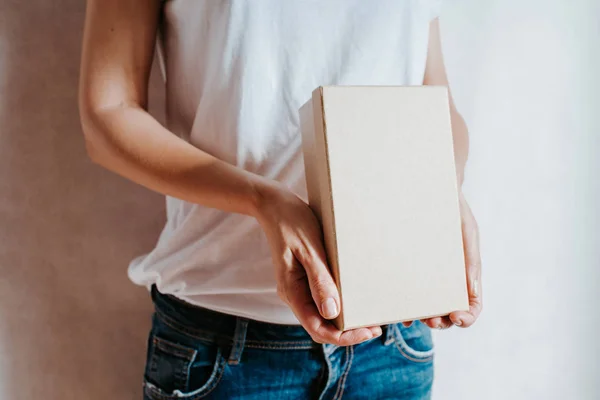 Mujer Sosteniendo Mano Pequeña Caja Papel Chica Joven Con Paquete — Foto de Stock