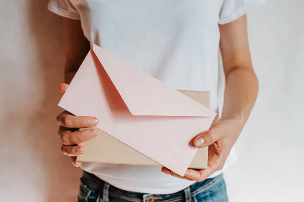 Mulher Segura Mão Envelope Papel Caixa Correio Novo Mensagem Serviço — Fotografia de Stock