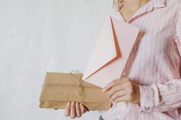 Woman Holds Hand Paper Envelope Box New Mail Message Postal — ストック写真