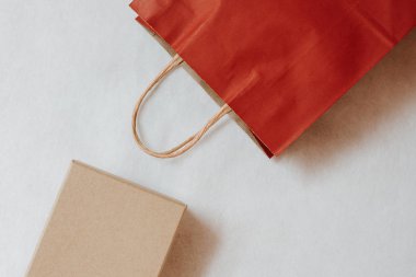 Alışveriş paketi ve kutu. Kese kağıdı. Mağazada indirim var. Tatil hediyesi. Moda mağazasının yaratıcı reklamı. Müşteri satın alma hediyesi. Kara Cuma indirimi. Özel tatil indirimi, indirim. Sezon anlaşması