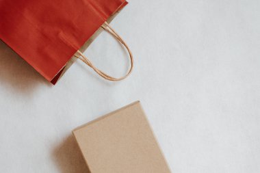 Alışveriş paketi ve kutu. Kese kağıdı. Mağazada indirim var. Tatil hediyesi. Moda mağazasının yaratıcı reklamı. Müşteri satın alma hediyesi. Kara Cuma indirimi. Özel tatil indirimi, indirim. Sezon anlaşması