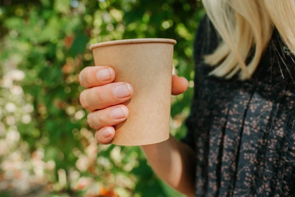 Mulher Segurando Xícara Papel Mão Com Café Chá Está Hora — Fotografia de Stock