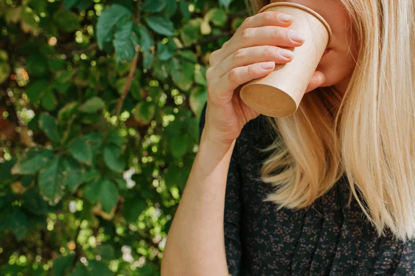 Mulher Segurando Xícara Papel Mão Com Café Chá Está Hora — Fotografia de Stock