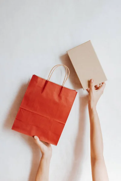Glückliche Frau Mit Einkaufspaket Und Schachtel Der Hand Papiertüte Verkaufsladen — Stockfoto