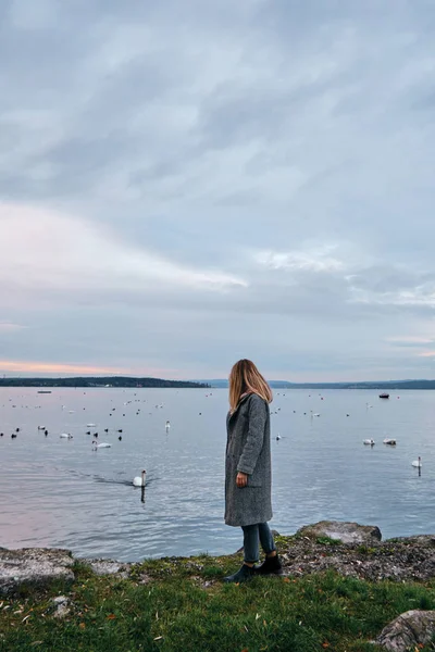 Krásné Blond Vlasy Žena Vychutnat Panorama Bodensee Jezera Krajina Švýcarsku — Stock fotografie