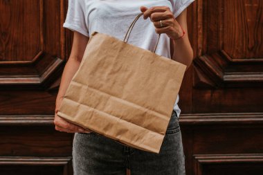 Şehirde alışveriş paketi olan mutlu sarışın kadın. Kese kağıdı. Mağazada indirim var. Dükkandan sonra güzel bir genç kız. Bayan hediye alıyor. Kara Cuma indirimi. Özel tatil indirimi, indirim. Kadın aşk pazarı
