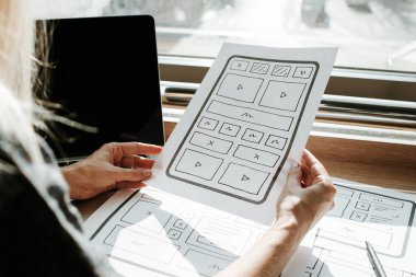 Ux web sitesi tasarım kablosu. Taslak, prototip, çerçeve, gelecek tasarım projesi. Ui / Ux - kullanıcı arayüzü, kullanıcı deneyimi tasarımcısı. Web tasarım stüdyosu için yaratıcı bir konsept. Web sitesi geliştirme