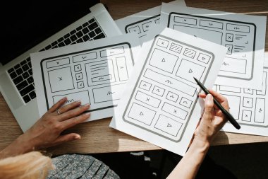 Ux web sitesi tasarım kablosu. Taslak, prototip, çerçeve, gelecek tasarım projesi. Ui / Ux - kullanıcı arayüzü, kullanıcı deneyimi tasarımcısı. Web tasarım stüdyosu için yaratıcı bir konsept. Web sitesi geliştirme