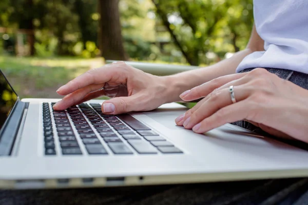 Μια Γυναίκα Πληκτρολογεί Ένα Πληκτρολόγιο Laptop Online Δουλειές Εξωτερικούς Χώρους — Φωτογραφία Αρχείου