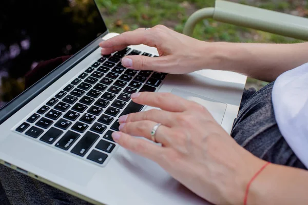 Μια Γυναίκα Πληκτρολογεί Ένα Πληκτρολόγιο Laptop Online Δουλειές Εξωτερικούς Χώρους — Φωτογραφία Αρχείου