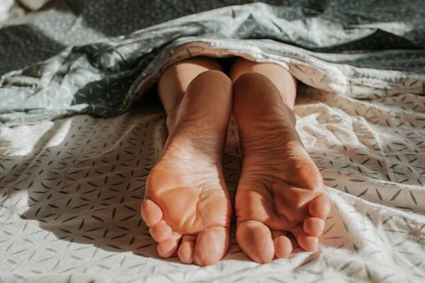 Feet Woman Peeking Out Covers Girl Alone Sleep Bed Wake — Stock Photo, Image