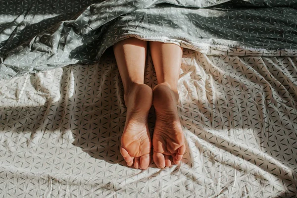 Pieds Femme Regardant Sous Les Couvertures Fille Seule Dort Lit — Photo