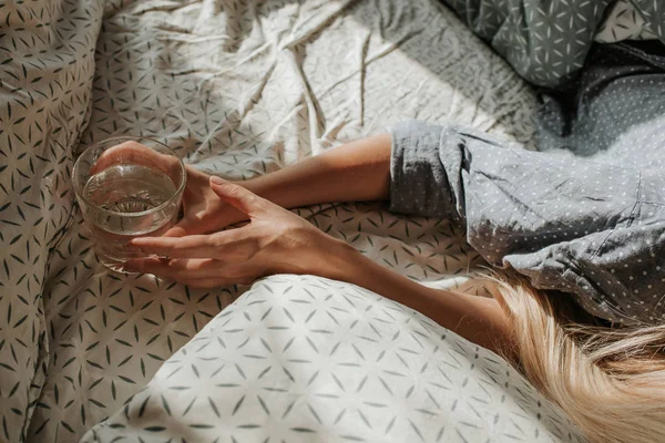 Mujer Cama Sosteniendo Vaso Agua Mano Buenos Días Chica Pijama —  Fotos de Stock