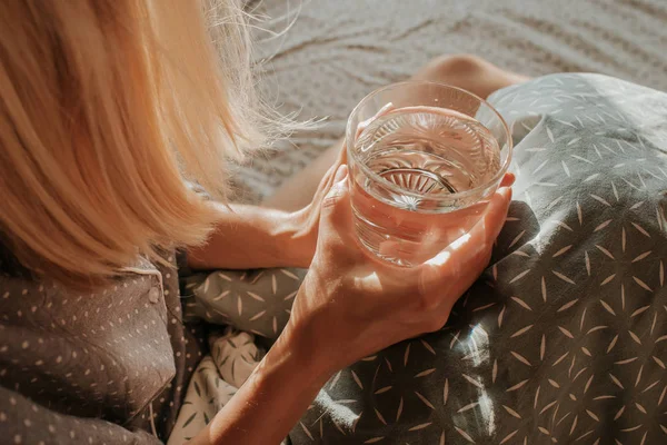 Kvinnan Sängen Håller Ett Glas Vatten Handen Trevlig Morgon Flicka — Stockfoto