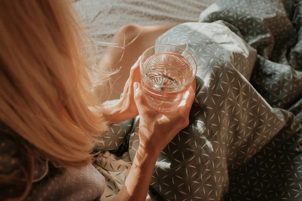 Kobieta Łóżku Trzymająca Szklankę Wody Dłoni Szczęśliwy Poranek Dziewczyna Piżamie — Zdjęcie stockowe