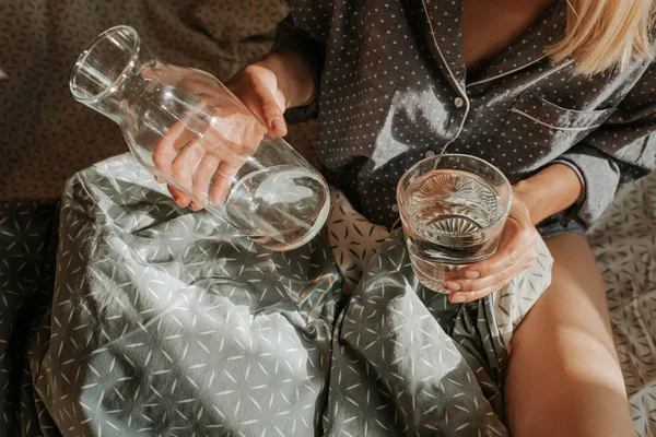 Kvinnan Sängen Håller Ett Glas Vatten Handen Trevlig Morgon Flicka — Stockfoto