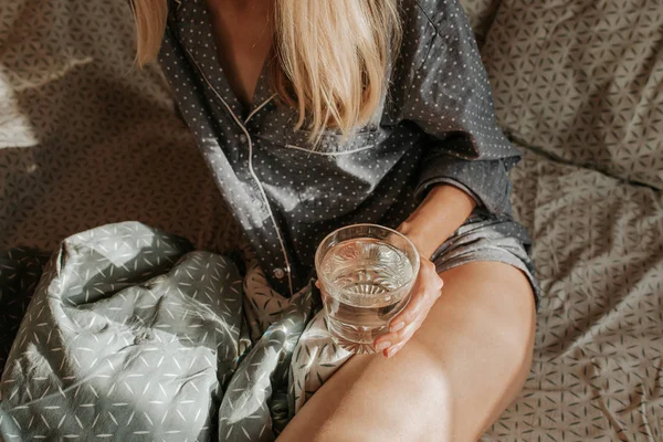 Жінка Ліжку Тримає Склянку Води Руці Щасливого Ранку Дівчина Піжамі — стокове фото