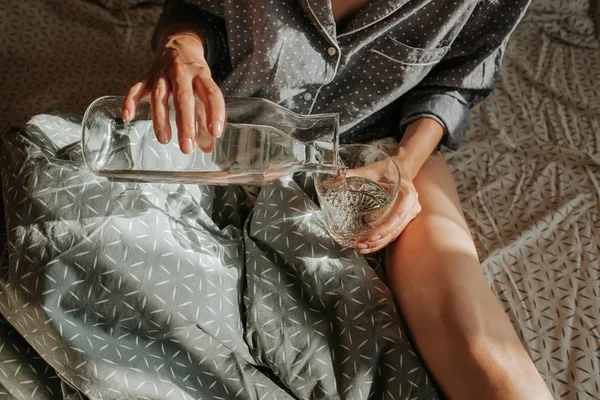 Mujer Cama Sosteniendo Vaso Agua Mano Buenos Días Chica Pijama —  Fotos de Stock