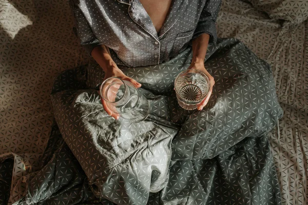 Mulher Cama Segurando Copo Água Mão Bom Dia Menina Pijama — Fotografia de Stock