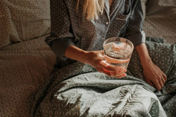 Mujer Cama Sosteniendo Vaso Agua Mano Buenos Días Chica Pijama —  Fotos de Stock