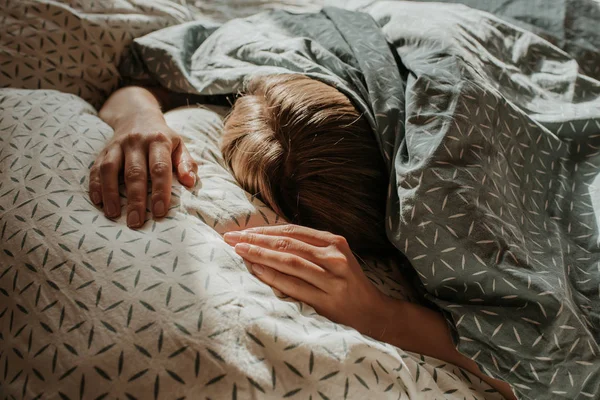 Mulher Dorme Cama Cabelo Loiro Menina Sob Cobertor Travesseiro Acorda — Fotografia de Stock