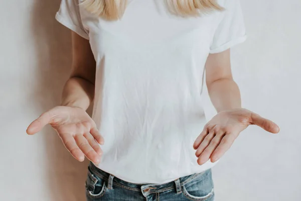 Frau Mit Blonden Haaren Posiert Der Nähe Einer Hellen Wand — Stockfoto