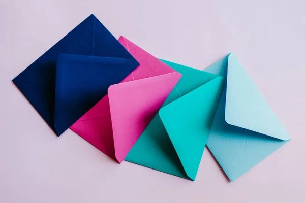 Kolorowe Koperty Papierowe Jasnym Tle Nowa Poczta Napisz Wiadomość Wysyłaj — Zdjęcie stockowe