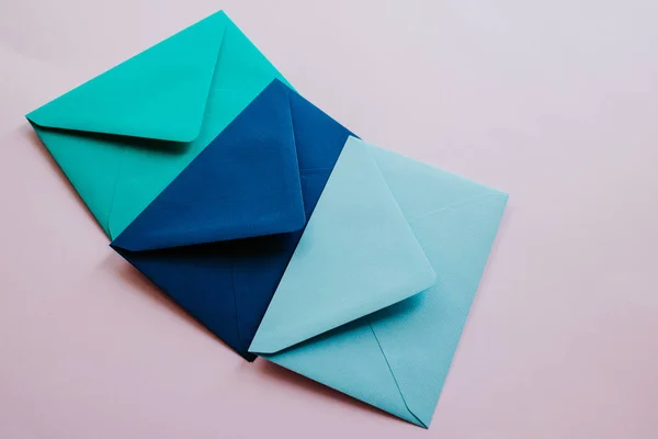 色彩斑斓的纸包在浅色的背景上 新邮件 写消息 发送和接收信件 邮政递送服务 空白信封 空的空间 人们的沟通 文书工作 包围圈特写 — 图库照片