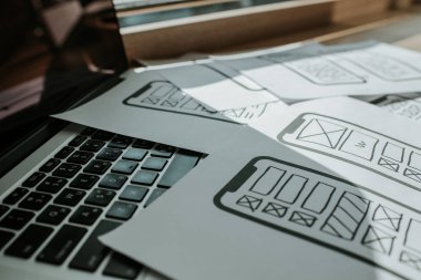 Ux mobil uygulama kablosu. Taslak, prototip, çerçeve, gelecekteki uygulama tasarım projesi. Ui / Ux - kullanıcı arayüzü ve kullanıcı deneyimi tasarımcısı. Akıllı telefon için yaratıcı bir kavram. Uygulama geliştirme