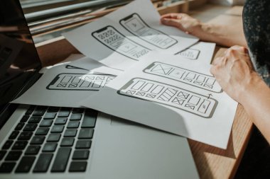 Ux mobil uygulama kablosu. Taslak, prototip, çerçeve, gelecekteki uygulama tasarım projesi. Ui / Ux - kullanıcı arayüzü ve kullanıcı deneyimi tasarımcısı. Akıllı telefon için yaratıcı bir kavram. Uygulama geliştirme