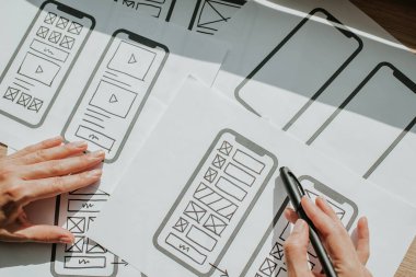 Ux mobil uygulama kablosu. Taslak, prototip, çerçeve, gelecekteki uygulama tasarım projesi. Ui / Ux - kullanıcı arayüzü ve kullanıcı deneyimi tasarımcısı. Akıllı telefon için yaratıcı bir kavram. Uygulama geliştirme