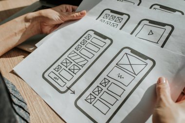 Ux mobil uygulama kablosu. Taslak, prototip, çerçeve, gelecekteki uygulama tasarım projesi. Ui / Ux - kullanıcı arayüzü ve kullanıcı deneyimi tasarımcısı. Akıllı telefon için yaratıcı bir kavram. Uygulama geliştirme