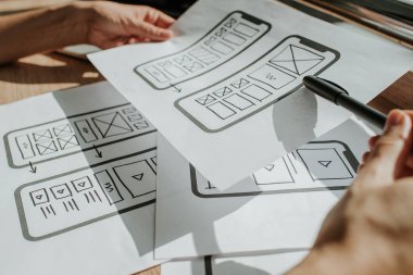 Ux mobil uygulama kablosu. Taslak, prototip, çerçeve, gelecekteki uygulama tasarım projesi. Ui / Ux - kullanıcı arayüzü ve kullanıcı deneyimi tasarımcısı. Akıllı telefon için yaratıcı bir kavram. Uygulama geliştirme