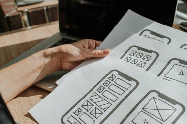 Ux mobil uygulama kablosu. Taslak, prototip, çerçeve, gelecekteki uygulama tasarım projesi. Ui / Ux - kullanıcı arayüzü ve kullanıcı deneyimi tasarımcısı. Akıllı telefon için yaratıcı bir kavram. Uygulama geliştirme