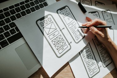 Ux mobil uygulama kablosu. Taslak, prototip, çerçeve, gelecekteki uygulama tasarım projesi. Ui / Ux - kullanıcı arayüzü ve kullanıcı deneyimi tasarımcısı. Akıllı telefon için yaratıcı bir kavram. Uygulama geliştirme