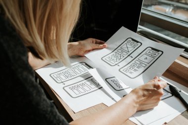 Ux mobil uygulama kablosu. Taslak, prototip, çerçeve, gelecekteki uygulama tasarım projesi. Ui / Ux - kullanıcı arayüzü ve kullanıcı deneyimi tasarımcısı. Akıllı telefon için yaratıcı bir kavram. Uygulama geliştirme
