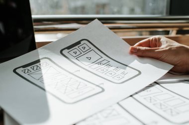 Ux mobil uygulama kablosu. Taslak, prototip, çerçeve, gelecekteki uygulama tasarım projesi. Ui / Ux - kullanıcı arayüzü ve kullanıcı deneyimi tasarımcısı. Akıllı telefon için yaratıcı bir kavram. Uygulama geliştirme