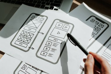 Ux mobil uygulama kablosu. Taslak, prototip, çerçeve, gelecekteki uygulama tasarım projesi. Ui / Ux - kullanıcı arayüzü ve kullanıcı deneyimi tasarımcısı. Akıllı telefon için yaratıcı bir kavram. Uygulama geliştirme