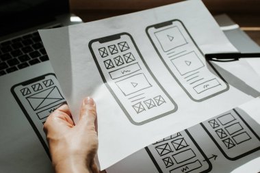 Ux mobil uygulama kablosu. Taslak, prototip, çerçeve, gelecekteki uygulama tasarım projesi. Ui / Ux - kullanıcı arayüzü ve kullanıcı deneyimi tasarımcısı. Akıllı telefon için yaratıcı bir kavram. Uygulama geliştirme