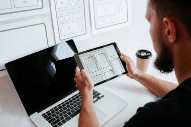 Ux web sitesi tasarım kablosu. Taslak, prototip, çerçeve, gelecek tasarım projesi. Ui / Ux - kullanıcı arayüzü, kullanıcı deneyimi tasarımcısı. Web tasarım stüdyosu için yaratıcı bir konsept. Web sitesi geliştirme